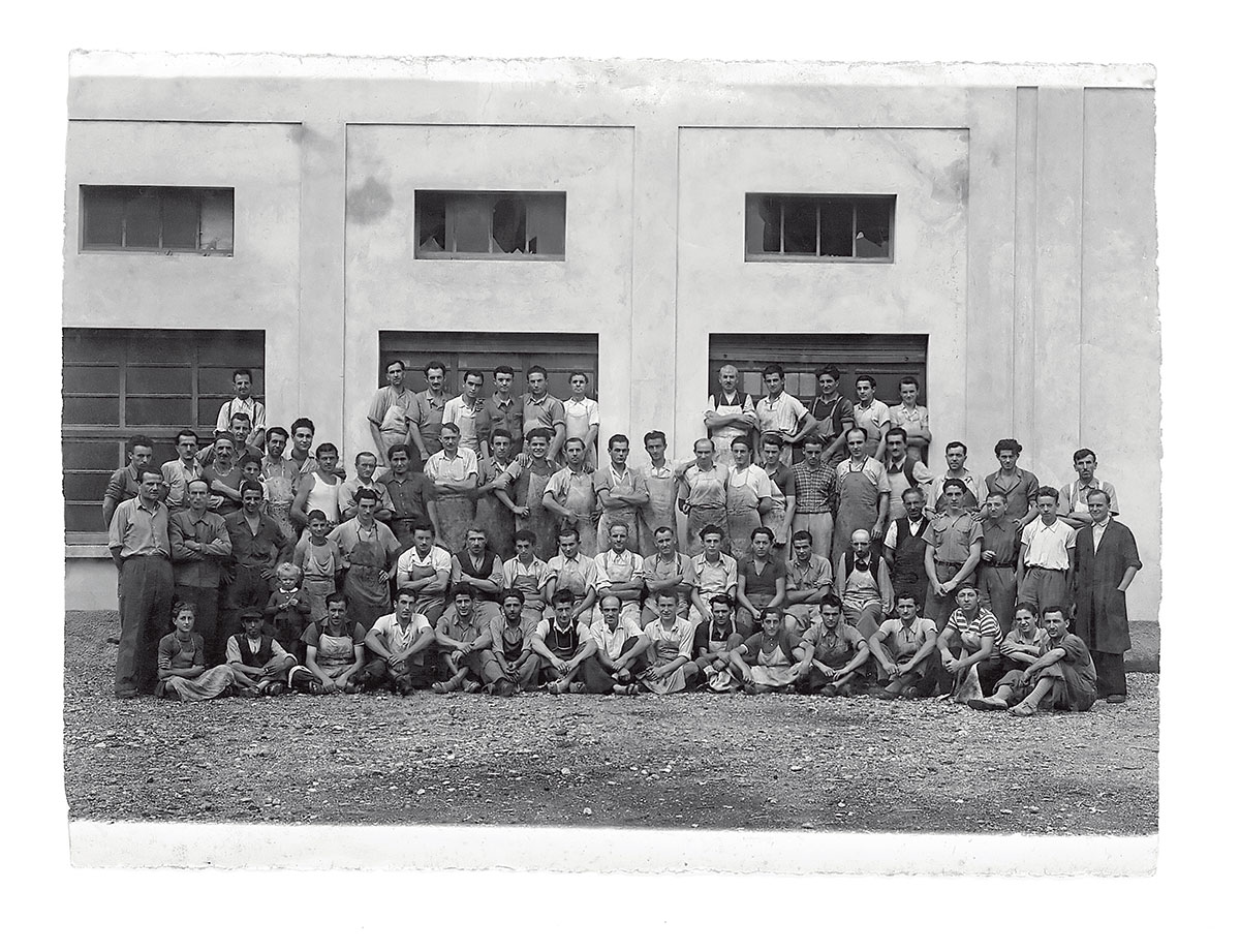 1947 | Craftsmen and workers of Angelo Molteni furniture-making firm